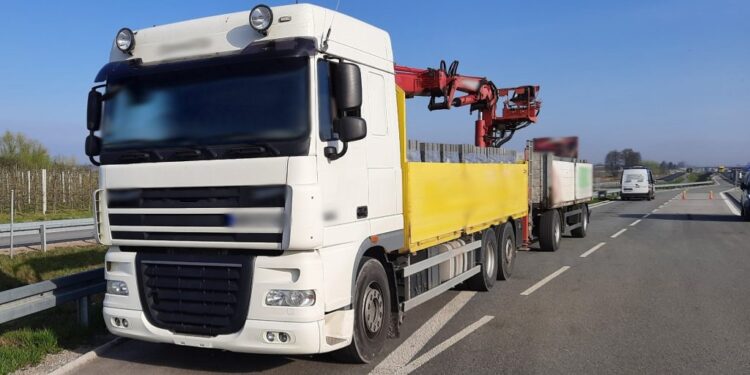 Radomskie: Pijany jechał „bokiem” z przeładowaną przyczepą