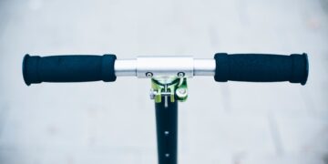 Radom: Zderzenie pojazdów na chodniku – kobieta w szpitalu