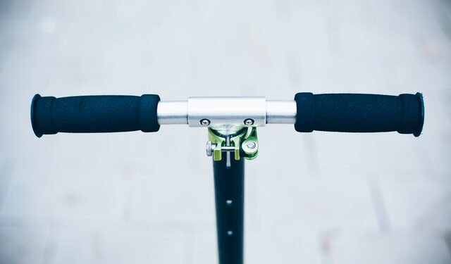 Radom: Zderzenie pojazdów na chodniku – kobieta w szpitalu