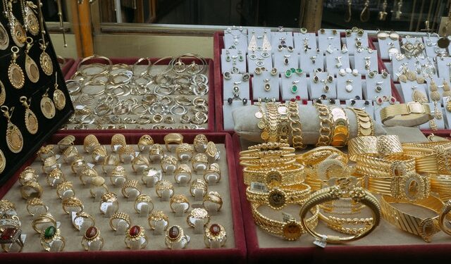 Radom: Podstępna kradzież biżuterii