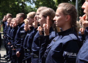 Radom: Ponad setka nowych policjantów i ważne odznaczenia [GALERIA]