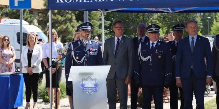 Radom: Ponad setka nowych policjantów i ważne odznaczenia [GALERIA]