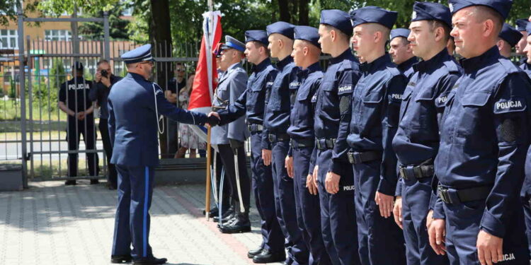 Radom: Ponad setka nowych policjantów i ważne odznaczenia [GALERIA]