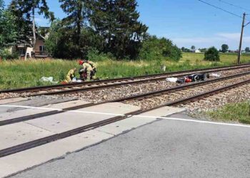 Radomskie: Motorowerzysta wjechał w pociąg – zginął na miejscu
