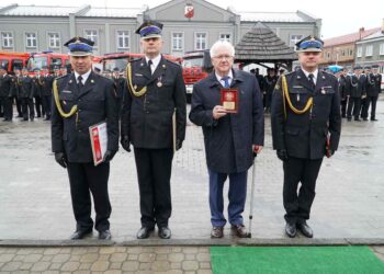 Powiat zwoleński: Sztandar i samochód