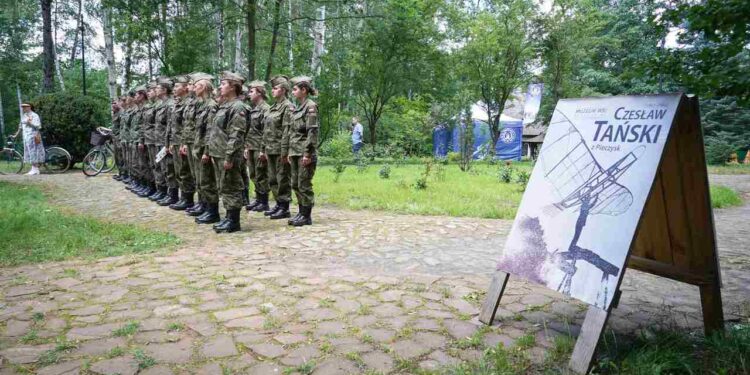 Radom: Sztuka wysokich lotów w radomskim skansenie [Galeria]