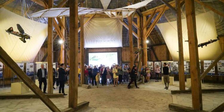 Radom: Sztuka wysokich lotów w radomskim skansenie [Galeria]