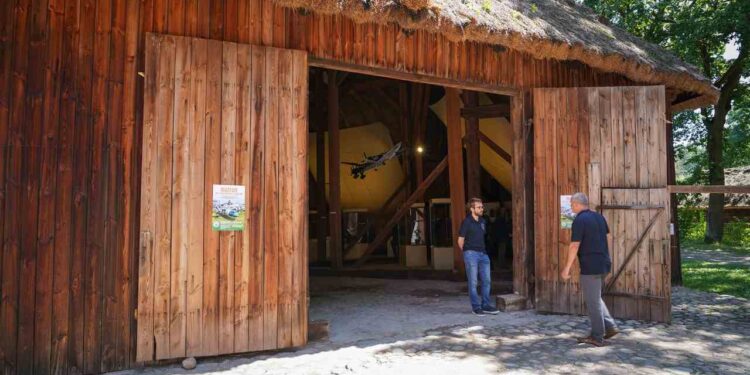 Radom: Sztuka wysokich lotów w radomskim skansenie [Galeria]