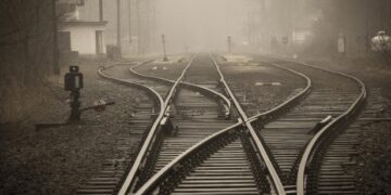 Radomskie: Mężczyzna wbiegł pod pociąg