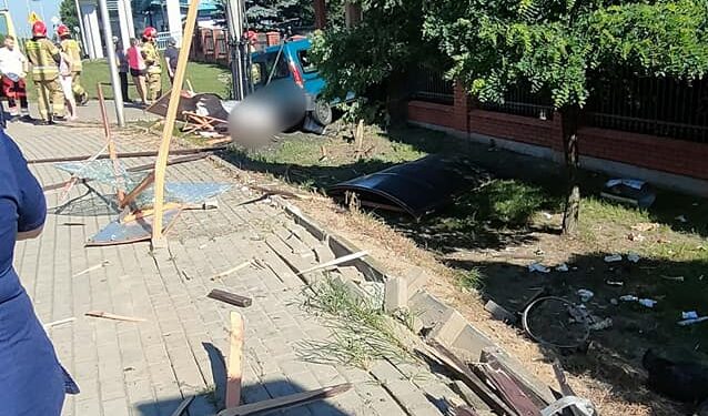 Radomskie: Staranował przystanek i ogrodzenie [ZDJĘCIA]