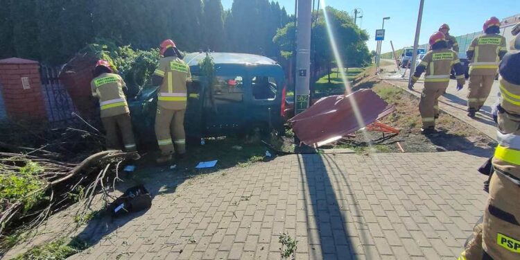 Radomskie: Staranował przystanek i ogrodzenie [ZDJĘCIA]