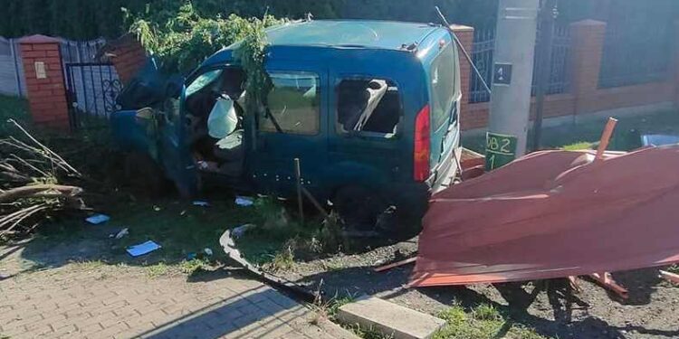 Radomskie: Staranował przystanek i ogrodzenie [ZDJĘCIA]