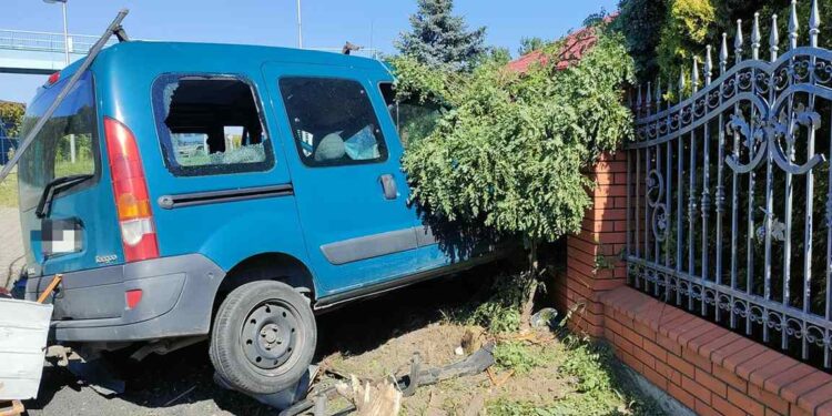 Radomskie: Staranował przystanek i ogrodzenie [ZDJĘCIA]