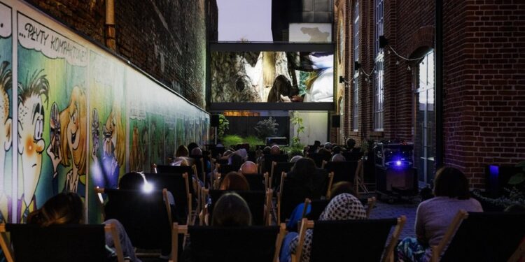 Radom: Kino na leżakach w Strefie Komfortu