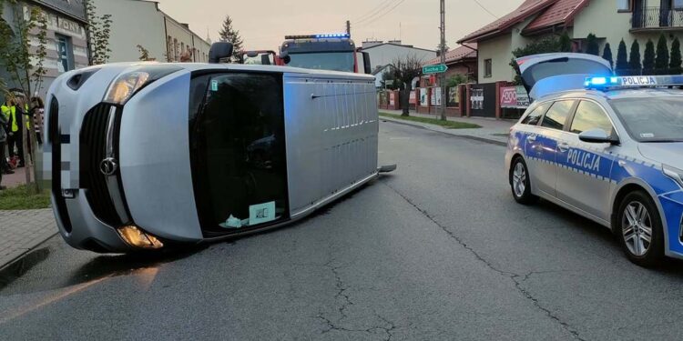 Białobrzegi: Auto na boku