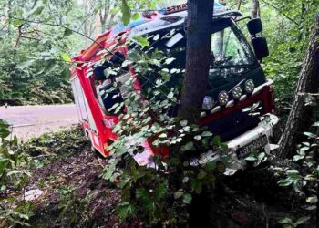 Audi wjechało w wóz strażacki – kierowca uciekł do lasu [zdjęcia]
