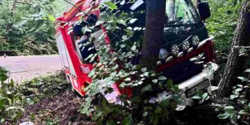 Audi wjechało w wóz strażacki – kierowca uciekł do lasu [zdjęcia]