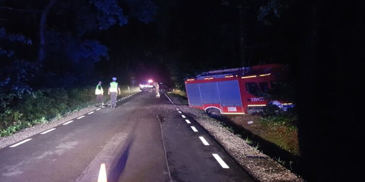 Audi wjechało w wóz strażacki – kierowca uciekł do lasu [zdjęcia]