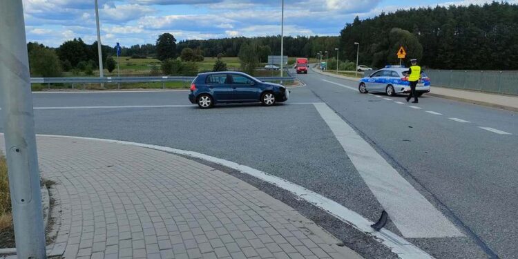 Subaru wypadło z wiaduktu nad „siódemką” – 14-latek w szpitalu [Zdjęcia]