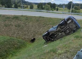 Subaru wypadło z wiaduktu nad „siódemką” – 14-latek w szpitalu [Zdjęcia]