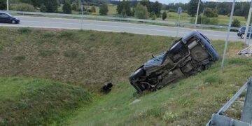 Subaru wypadło z wiaduktu nad „siódemką” – 14-latek w szpitalu [Zdjęcia]