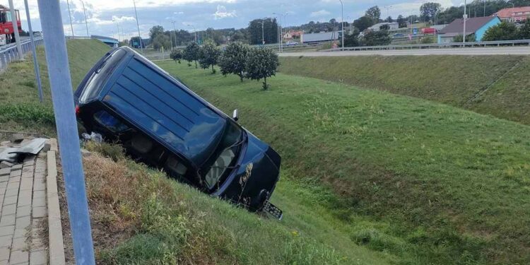 Subaru wypadło z wiaduktu nad „siódemką” – 14-latek w szpitalu [Zdjęcia]