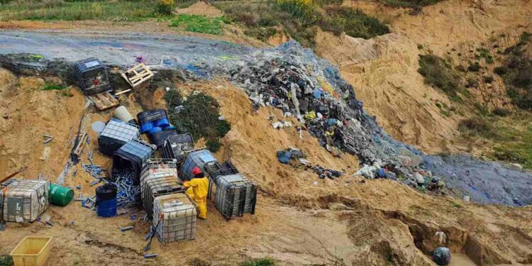 Radomskie: Ogromna ilość niebezpiecznych odpadów [Zdjęcia]