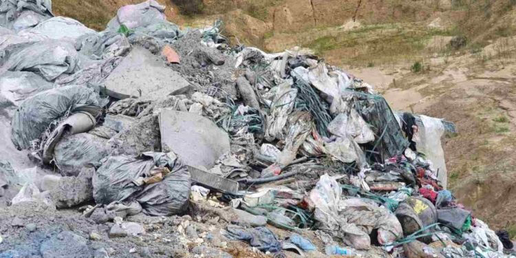 Radomskie: Ogromna ilość niebezpiecznych odpadów [Zdjęcia]