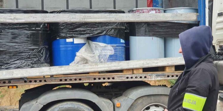 Radomskie: Ogromna ilość niebezpiecznych odpadów [Zdjęcia]