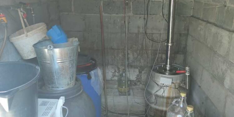 Powiat białobrzeski: Nielegalny alkohol u 30-latka [Zdjęcia]