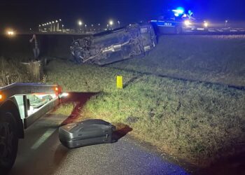 Radomskie: Groźne dachowanie – ranna kobieta