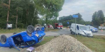 Osobówka dachowała po zderzeniu z busem