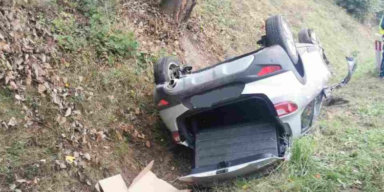 Powiat lipski: Poślizg i dachowanie [ZDJĘCIA]