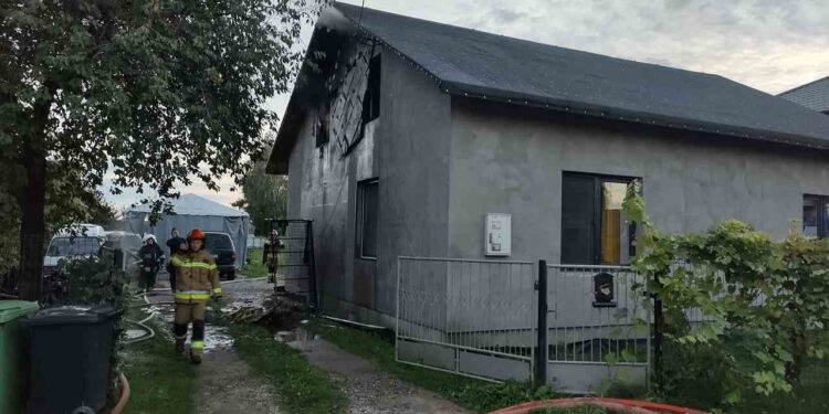 Powiat radomski: Ogień wybuchł na poddaszu [ZDJĘCIA]