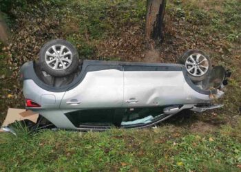 Powiat lipski: Poślizg i dachowanie [ZDJĘCIA]