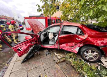 Radom: Zderzenie Glinicach – pojazdy uszkodziły ogrodzenie