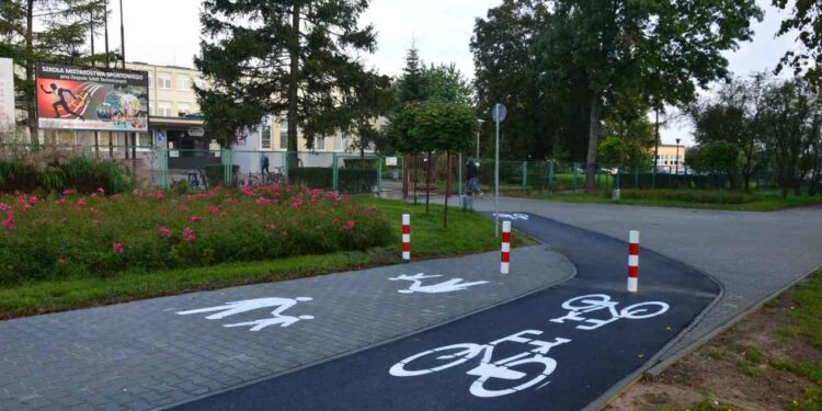 Radom: Nowa droga rowerowa przy ul. Limanowskiego [Zdjęcia]
