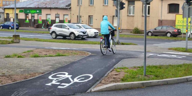Radom: Nowa droga rowerowa przy ul. Limanowskiego [Zdjęcia]