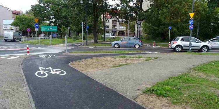 Radom: Nowa droga rowerowa przy ul. Limanowskiego [Zdjęcia]