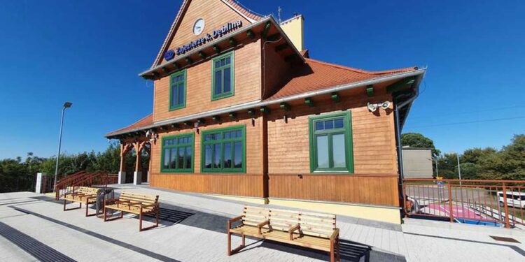 Powiat kozienicki: Odnowiony zabytkowy Dworzec Zajezierze [GALERIA]