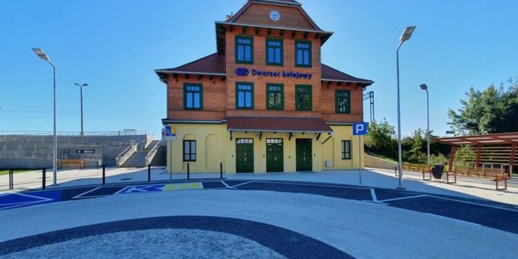 Powiat kozienicki: Odnowiony zabytkowy Dworzec Zajezierze [GALERIA]