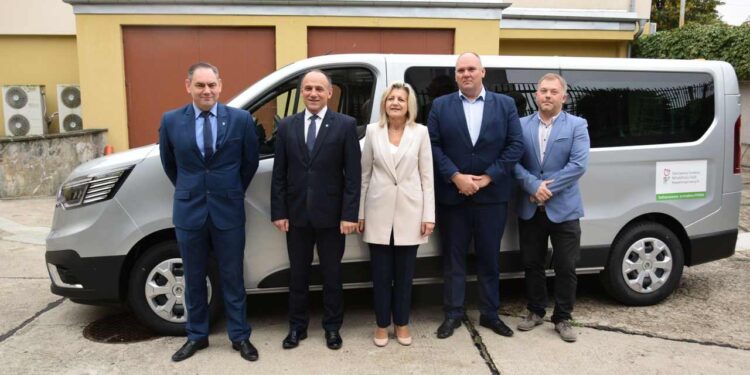 Powiat kozienicki: Auto dla DPS-u