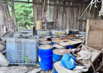 Powiat grójecki: Składowisko odpadów w stodole