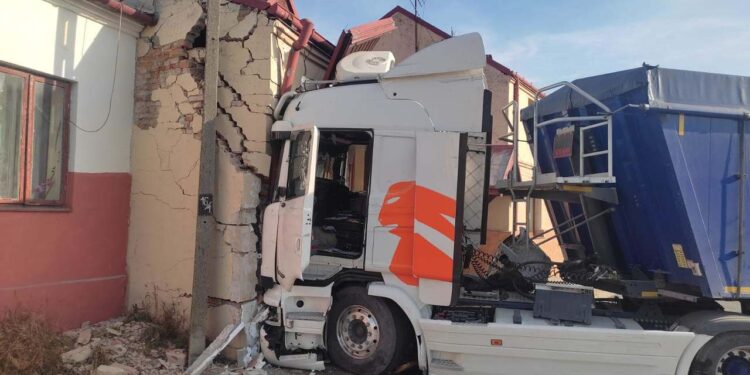 Radomskie: Tir wjechał w dom – droga zablokowana