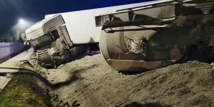 Powiat radomski: Pijany wyjechał z posesji wprost pod tiry