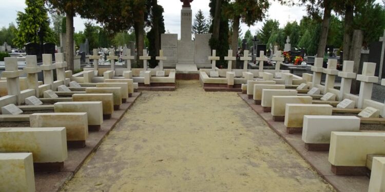 Powiat zwoleński: Renowacja cmentarna