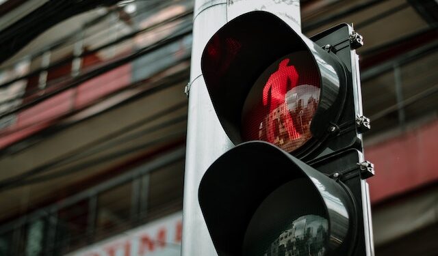 Powiat radomski: Potrącenie na pasach – pieszy wtargnął na czerwonym świetle