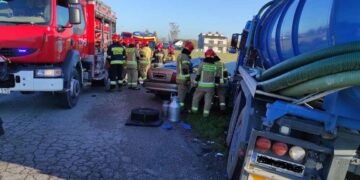 Powiat radomski: Kierowca zignorował znak STOP – dwoje dzieci w szpitalu