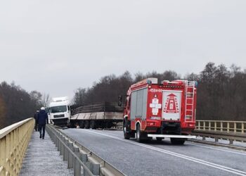Warka: Tir w poprzek mostu