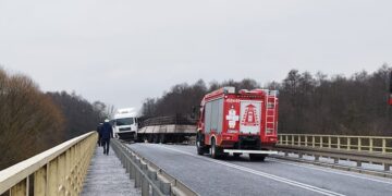 Warka: Tir w poprzek mostu